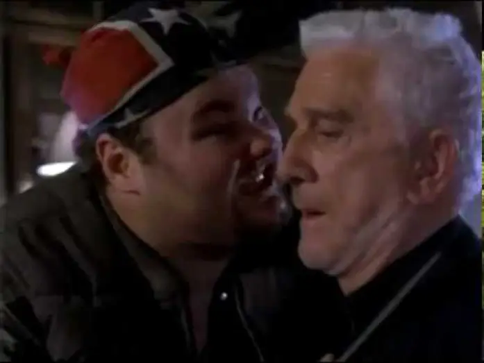 Видео к фильму Камуфляж — Camouflage (2001) - trailer Leslie Nielsen, Lochlyn Munro