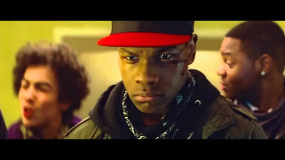 Видео к фильму Чужие на районе — Attack the Block - trailer español