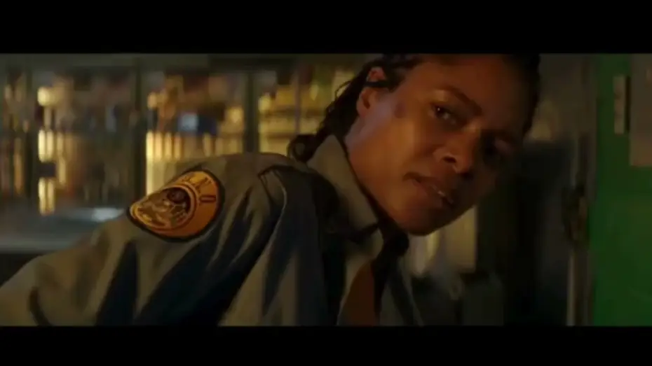 Видео к фильму Черное и синее — Black and Blue   2019   Tráiler Español