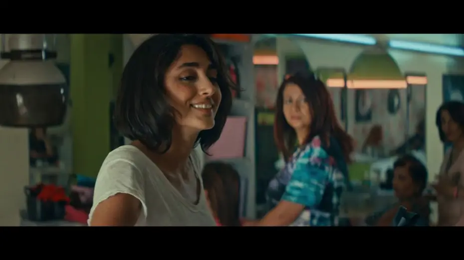 Видео к фильму Кушетка в Тунисе — Un divan à Tunis - Teaser : "salon de coiffure" [VF]