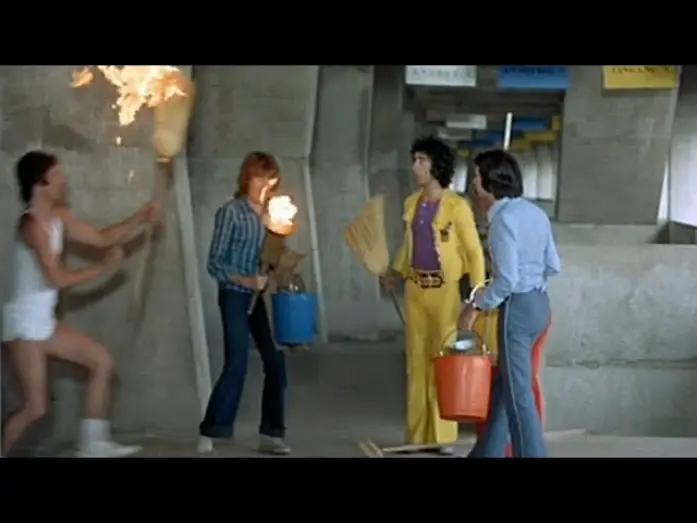 Видео к фильму Сумасшедшие на стадионе — La flamme olympique et les Charlots dans "Les fous du Stade" - (2 extraits du film de 1972).
