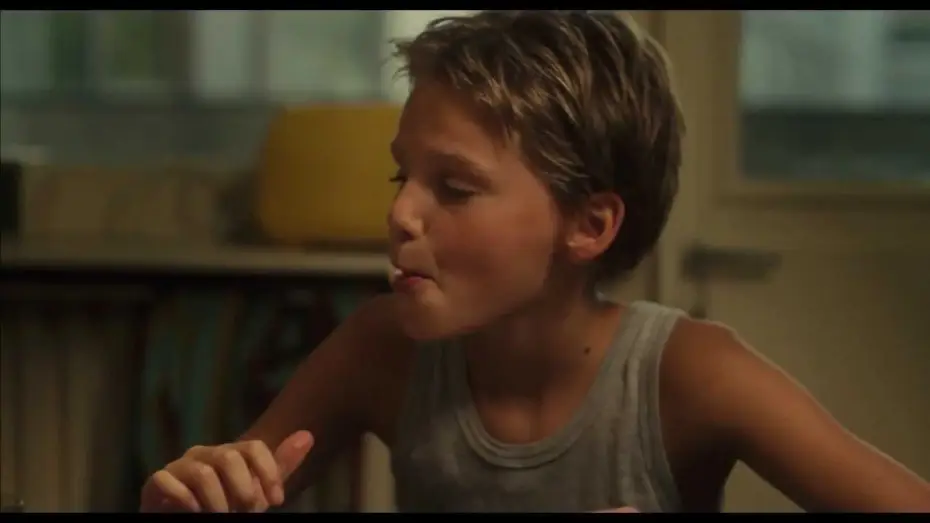 Видео к фильму Сорванец — "Tomboy"  Trailer oficial con subtítulos en español