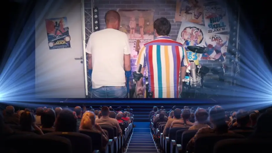 Видео к фильму Коп на драйве — On apparaît DE DOS dans le dernier film de Tarek Boudali (saurez-vous nous retrouver ?)
