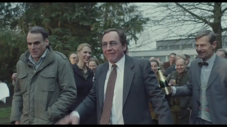 Видео к фильму Другая правда — Trailer Oficial | Guerra de Mentiras | Johannes Naber | Estreno 9 de Abril.