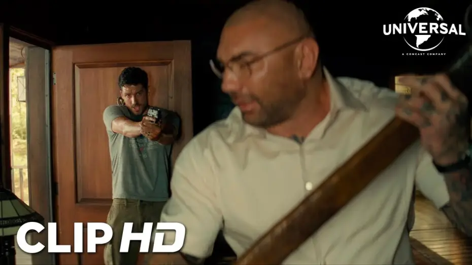 Видео к фильму Стук в хижине | Clip - Andrew apunta a Leonard con una pistola