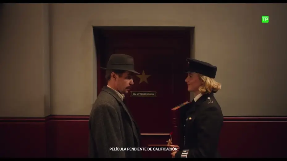 Видео к фильму Смотрите, как они бегут — Escena: 'Seguro que lo conoce'