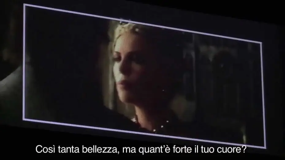 Видео к фильму Белоснежка и охотник | Biancaneve e il Cacciatore - Charlize Theron interpreta la Regina (sottotitoli in italiano)
