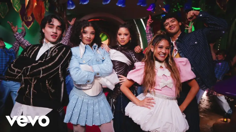 Видео к фильму Descendants: Wicked Wonderland | Descendants Wicked Wonderland - Cast - Perfect Princess (Disneyland Park Version)