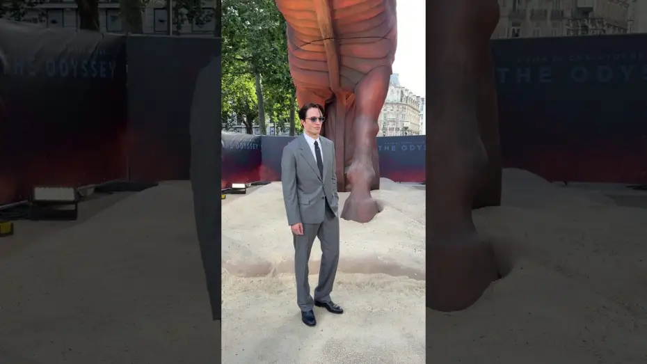 Видео к фильму Одиссея — Robert Pattinson aka the sinister Antinuous at The Odyssey World Premiere.