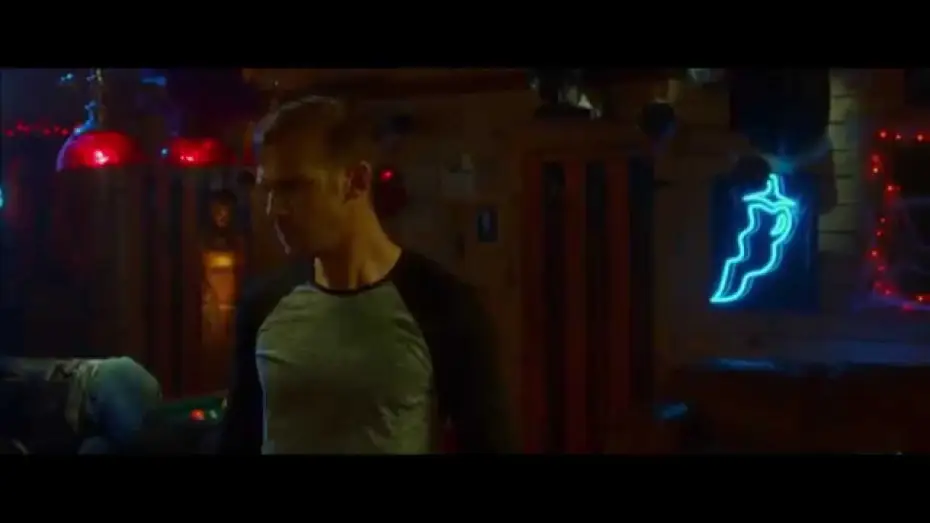 Видео к фильму Гость | Bar Fight Clip