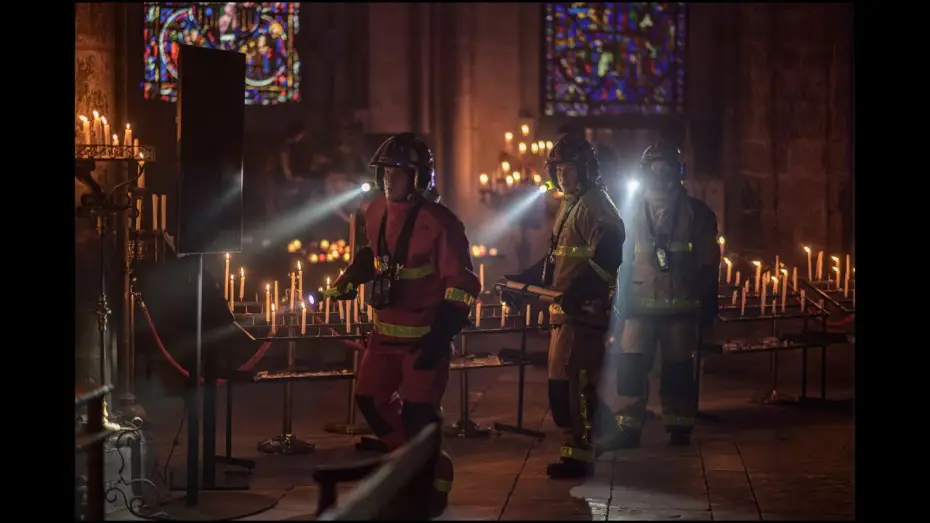 Видео к фильму Нотр-Дам в огне — Arde Notre Dame - Trailer español