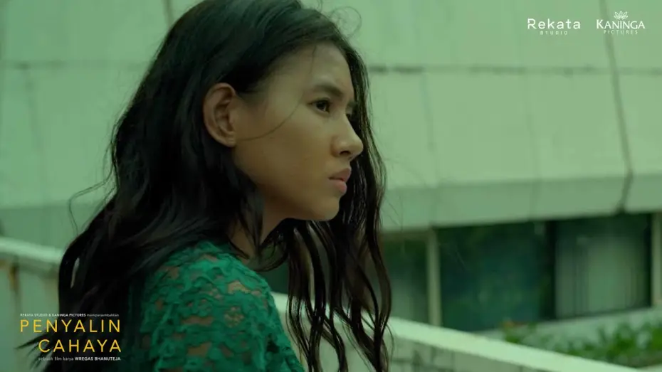 Видео к фильму В копировальном центре — Shenina Cinnamon - pemeran utama film PENYALIN CAHAYA