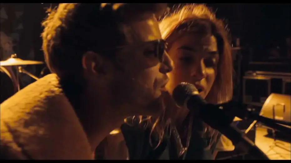 Видео к фильму Музыка нас связала — ROCK'N'LOVE - Extrait 1 "Tainted Love"