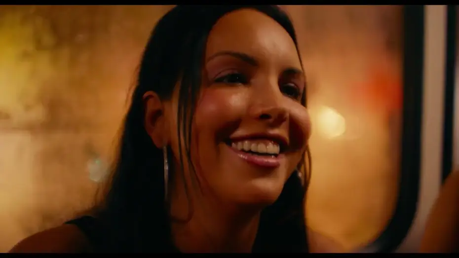 Видео к фильму Солнце и бетон — Soundtrack Video: Girls in the Bus