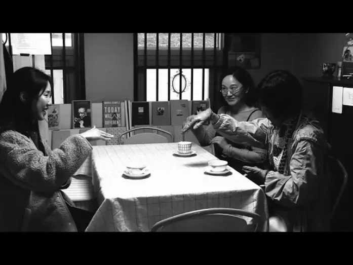 Видео к фильму 소설가의 영화 — LA ROMANCIÈRE, LE FILM ET LE HEUREUX HASARD - Bande-annonce