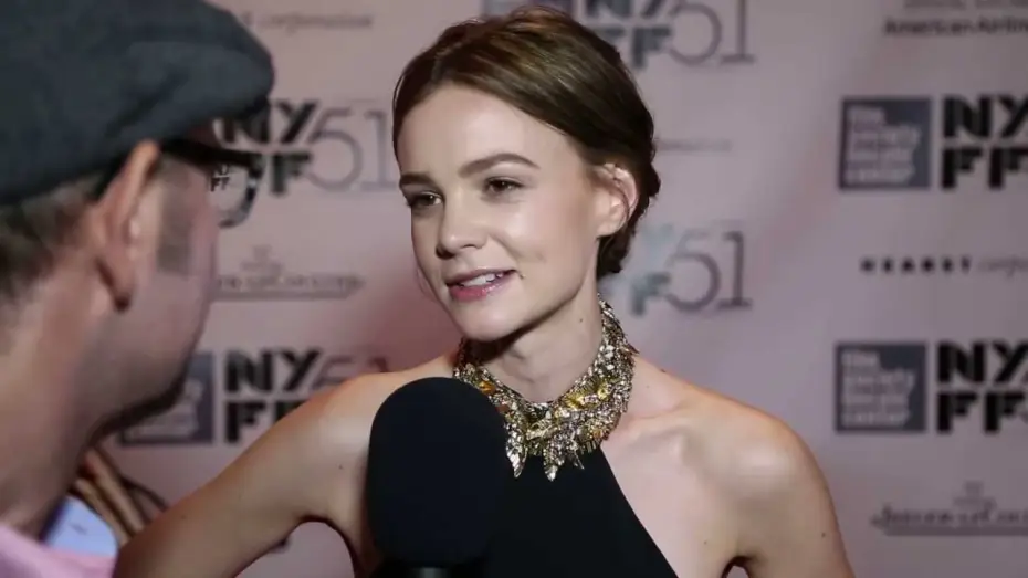Видео к фильму Внутри Льюина Дэвиса | NYFF51: Carey Mulligan - "Inside Llewyn Davis" Red Carpet