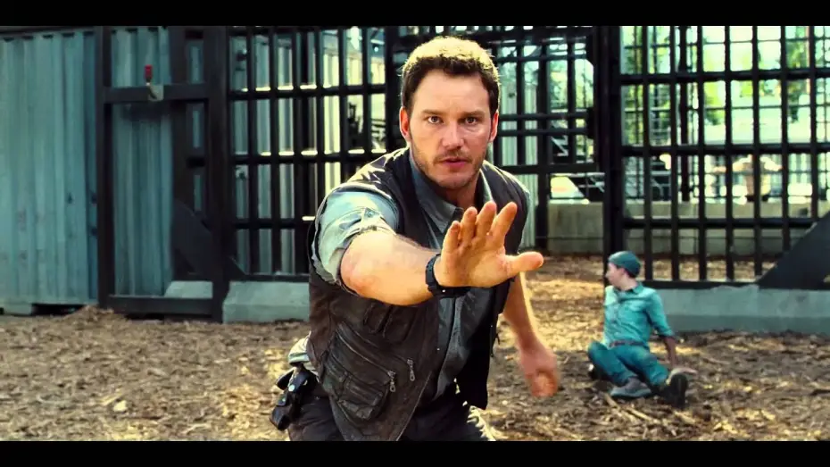 Видео к фильму Мир Юрского периода | Jurassic World / Extrait 3 "Owen sauve un employ&eacute; des Raptors " VF