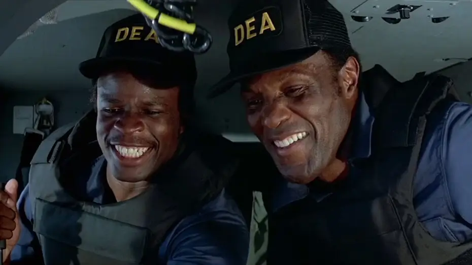 Видео к фильму 007: Лицензия на убийство | Plane Heist