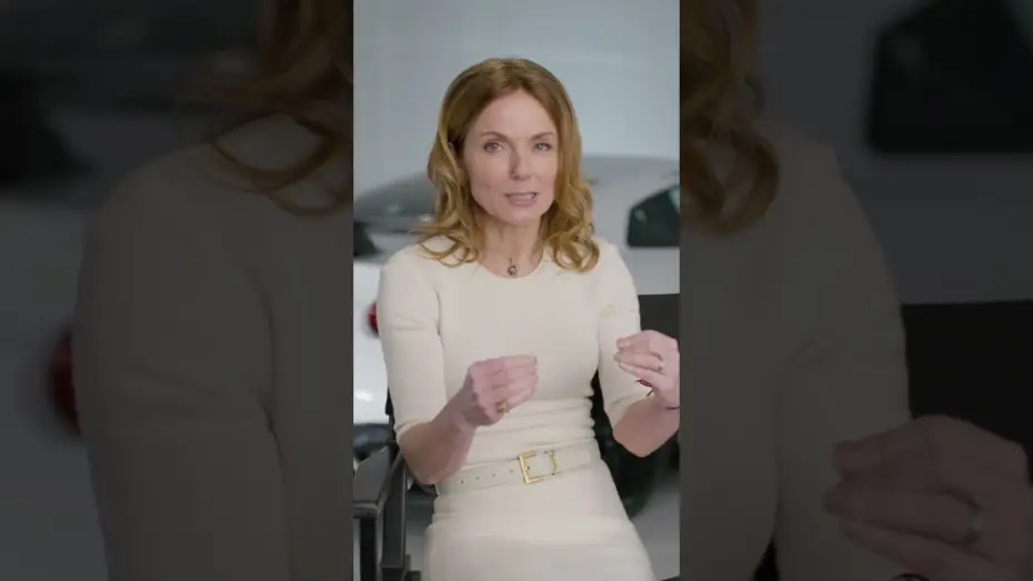 Видео к фильму Гран Туризмо | Geri Halliwell-Horner, madre y apoyo del protagonista en su sue&ntilde;o [VOSE]