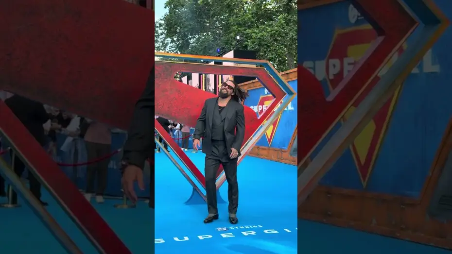 Видео к фильму Супергёрл — Jason Momoa makes an entrance in London for SUPERGIRL