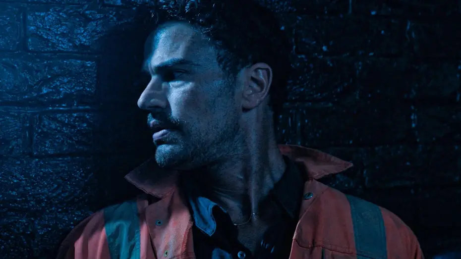 Видео к фильму Ограбить Лондон — Theo James Escapes Into The Sewers