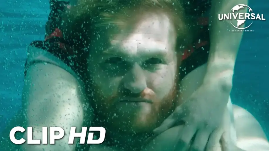Видео к фильму Проклятые воды | Clip - Algo ataca a Ray en la fiesta de la piscina