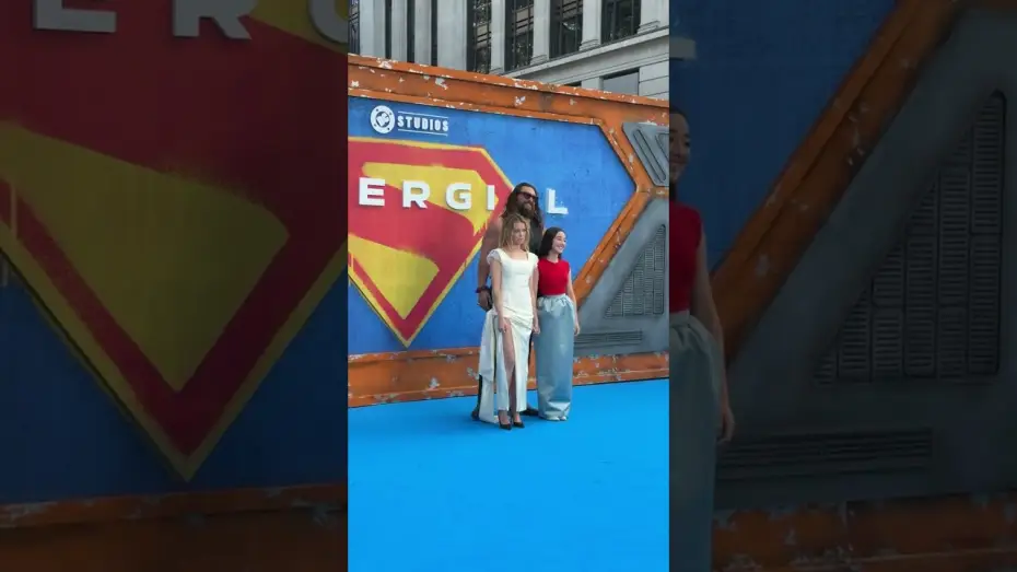 Видео к фильму Супергёрл — Dream team back together 🤝 SUPERGIRL’s Milly Alcock, Jason Momoa and Eve Ridley in London.