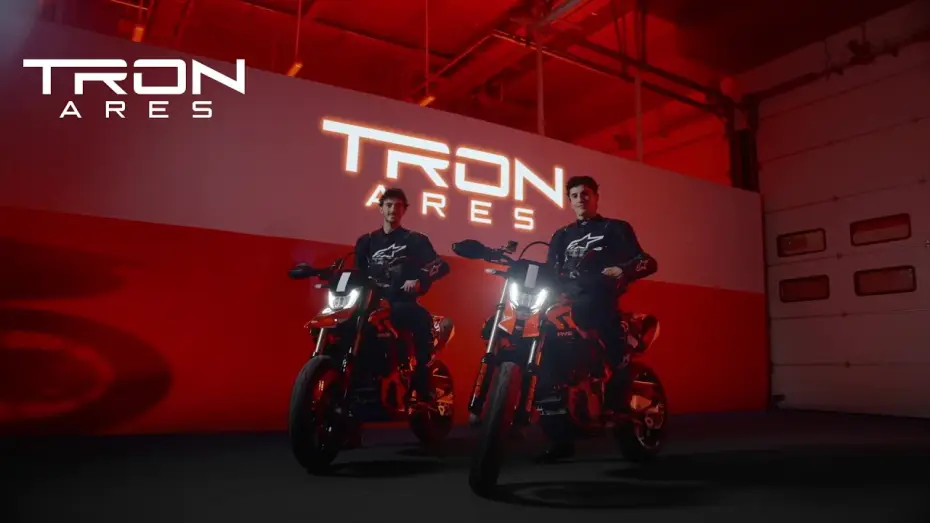 Видео к фильму Трон 3 | TRON: Ares x Ducati - Entra en la Red con Francesco Bagnaia y Marc M&aacute;rquez