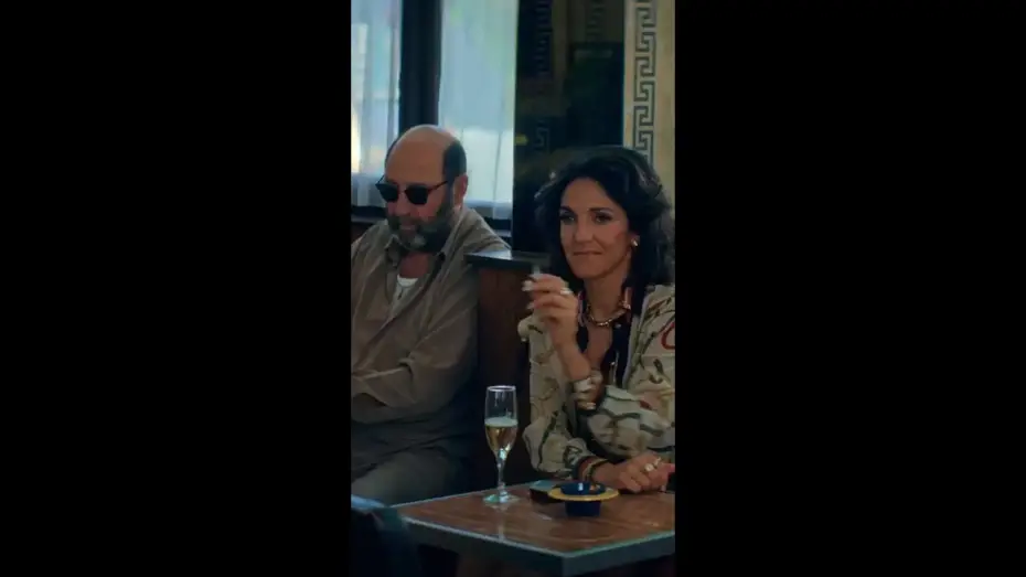 Видео к фильму Une Famille de B&acirc;tards | Djilaly n'a jamais cess&eacute; d'aimer l'amour... #FlorenceForesti #KadMerad