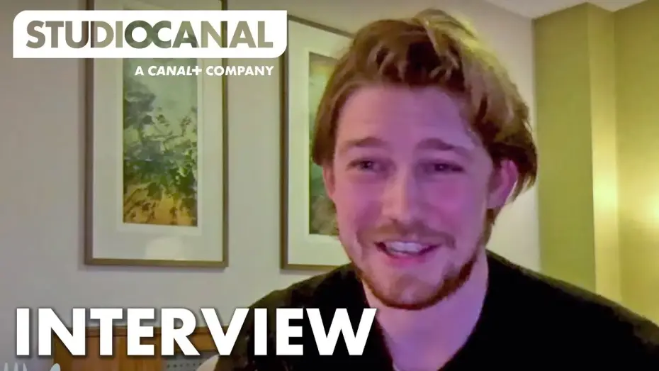 Видео к фильму Последнее письмо от твоего любимого | Joe Alwyn Plays A Game Of &lsquo;This Or That&rsquo;
