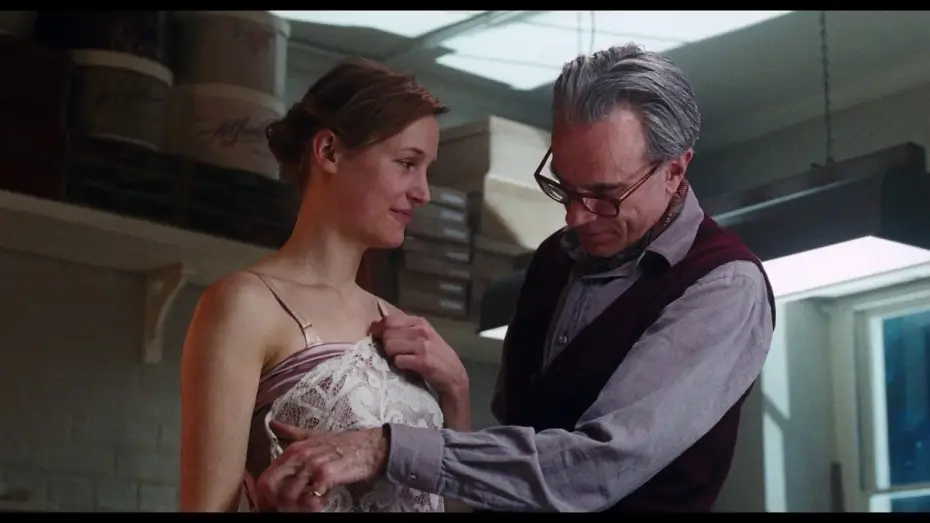 Видео к фильму Призрачная нить — Curiosità sui costumi de IL FILO NASCOSTO di Paul Thomas Anderson con Daniel Day-Lewis