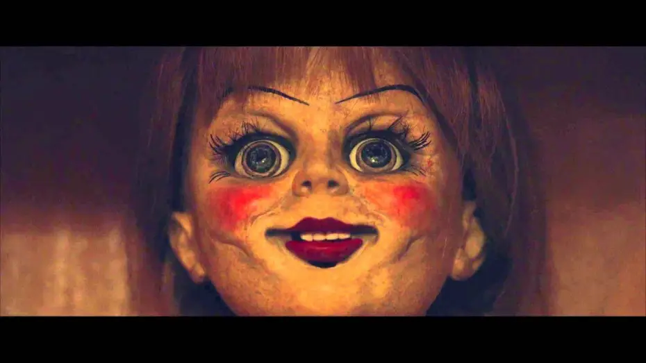 Видео к фильму Проклятие Аннабель | Annabelle - Tr&aacute;iler Oficial en espa&ntilde;ol HD