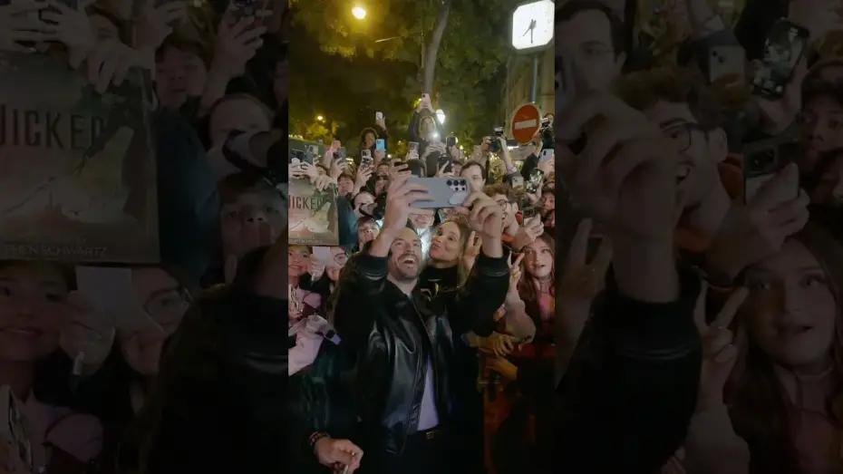 Видео к фильму Wicked: For Good | Paris loves Jonathan Bailey!