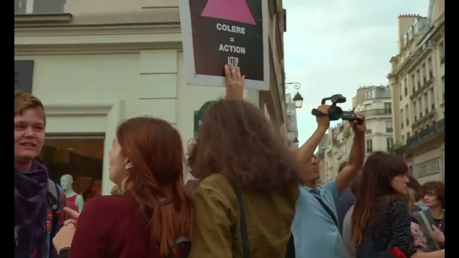 Видео к фильму H&eacute;l&egrave;ne Tr&eacute;sore Transnationale | H&Eacute;L&Egrave;NE TR&Eacute;SORE TRANSNATIONALE : le documentaire &agrave; voir au cin&eacute;ma (bande-annonce)
