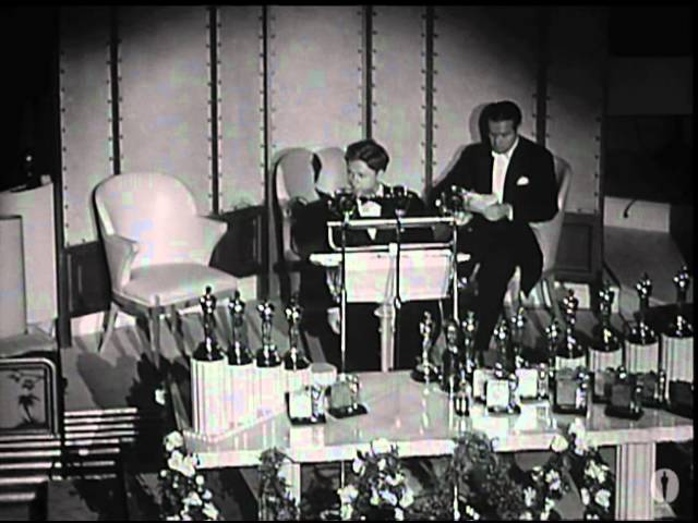Видео к фильму Волшебник страны Оз | Judy Garland receiving a Special Award