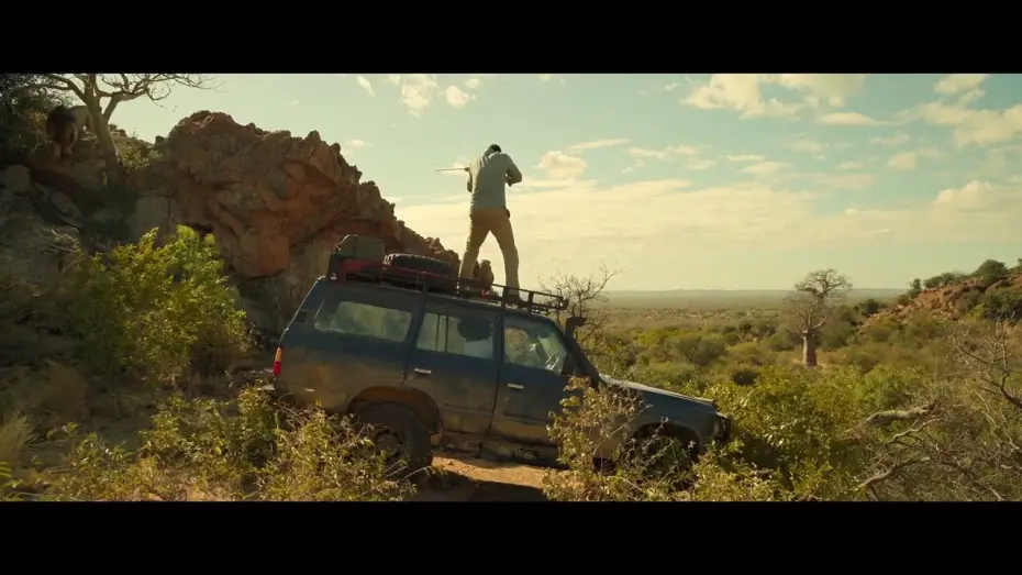 Видео к фильму Зверь | Beast | Clip "Nate difende la Jeep dal leone"
