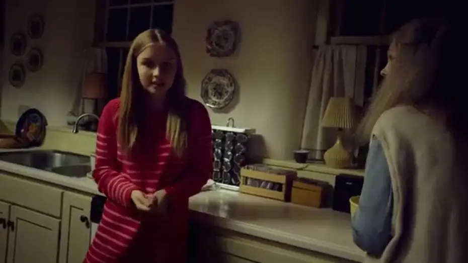 Видео к фильму Визит | The Visit / Extrait "Becca nettoie le four" VF [Au Cin&eacute;ma le 7 octobre]