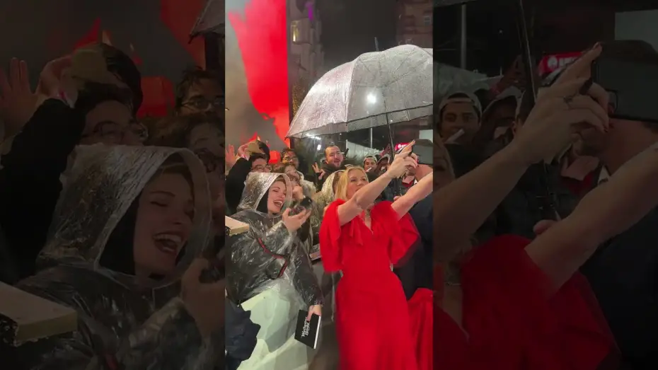 Видео к фильму Грозовой перевал | Filmmaker Emerald Fennell celebrates with Wuthering Heights fans at the UK Premiere of the film