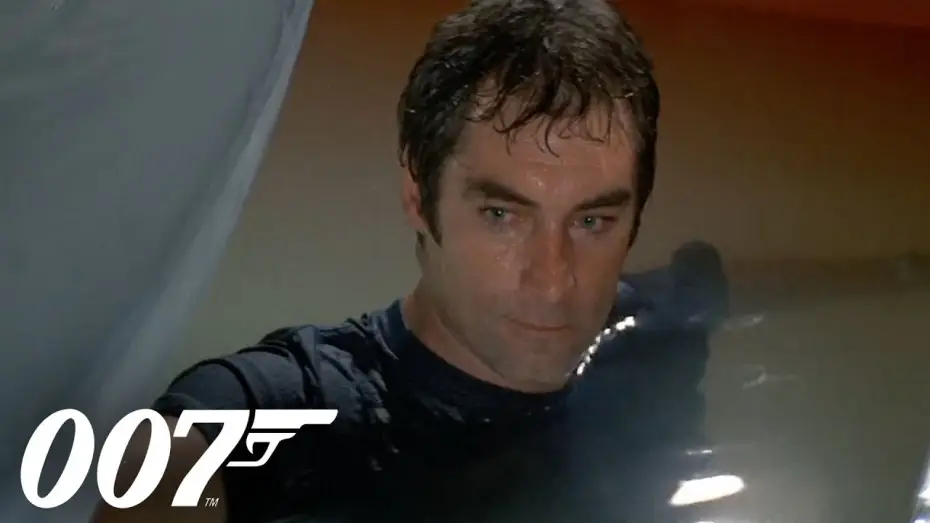 Видео к фильму 007: Лицензия на убийство | Bond Sneaks Aboard the Wavekrest