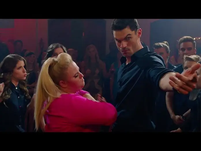 Видео к фильму Идеальный голос 2 | Pitch Perfect 2 / Extrait 1 "Le match d'impro: Hip-Hop des ann&eacute;es 90" [Au cin&eacute;ma le 22 juillet]