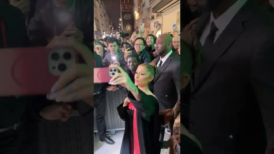 Видео к фильму Wicked: For Good | Ariana Grande showing all the love to fans at the Paris screening