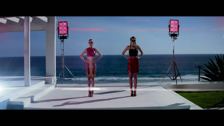 Видео к фильму Неоновый демон | 'Dangerous'