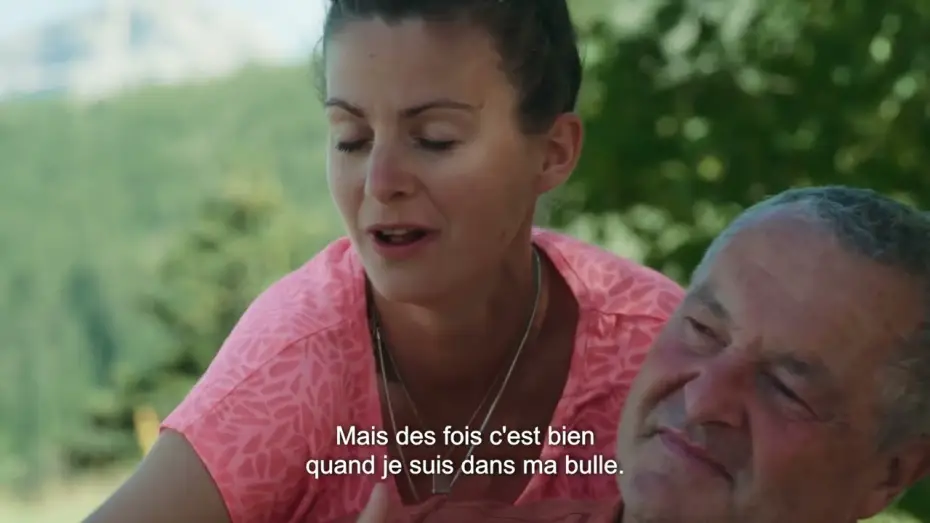 Видео к фильму Elle entend pas la moto | Bande annonce ELLE ENTEND PAS LA MOTO de Dominique Fischbach  - au cin&eacute;ma le 10 d&eacute;c. 2025