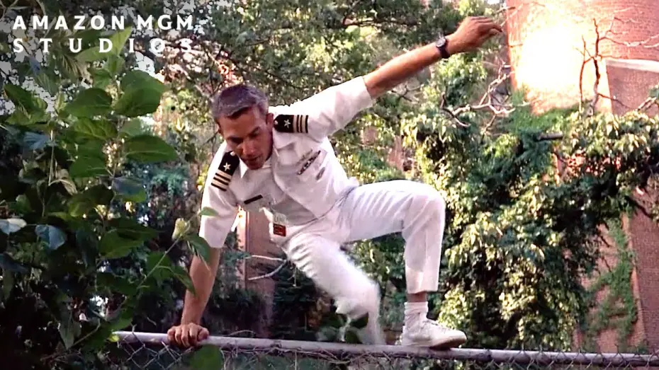 Видео к фильму Нет выхода | Tom Finds Himself in an Intense Foot Pursuit