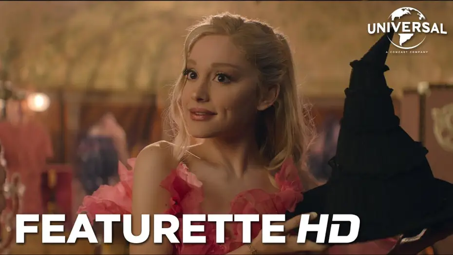 Видео к фильму Злая: Часть первая | Featurette - Una semana en el set con Ariana Grande [VOSE]
