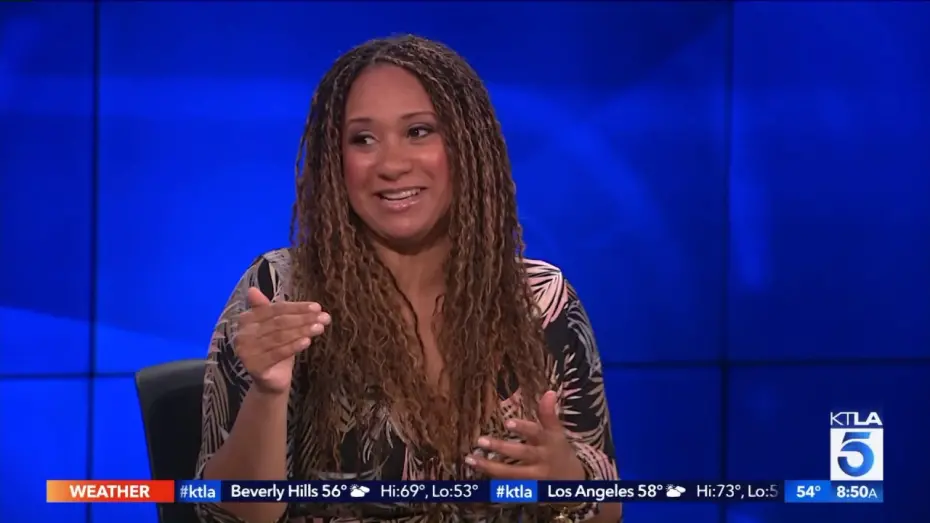 Видео к фильму Прокачай нормальность | "The Devil Wears Prada" Alum Tracie Thoms on New Movie "Straight Up"