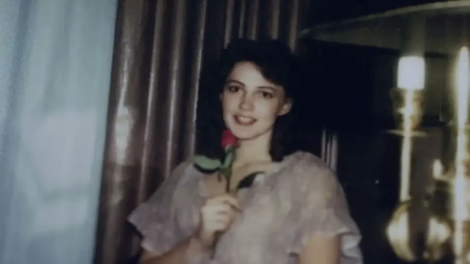 Видео к фильму Look Away | Sky Originals documentary - Look Away -Trailer Aug 2021