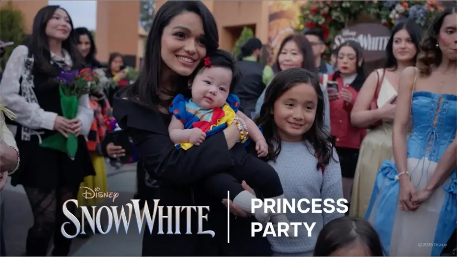 Видео к фильму Snow White | Rachel Zegler Surprises Fans