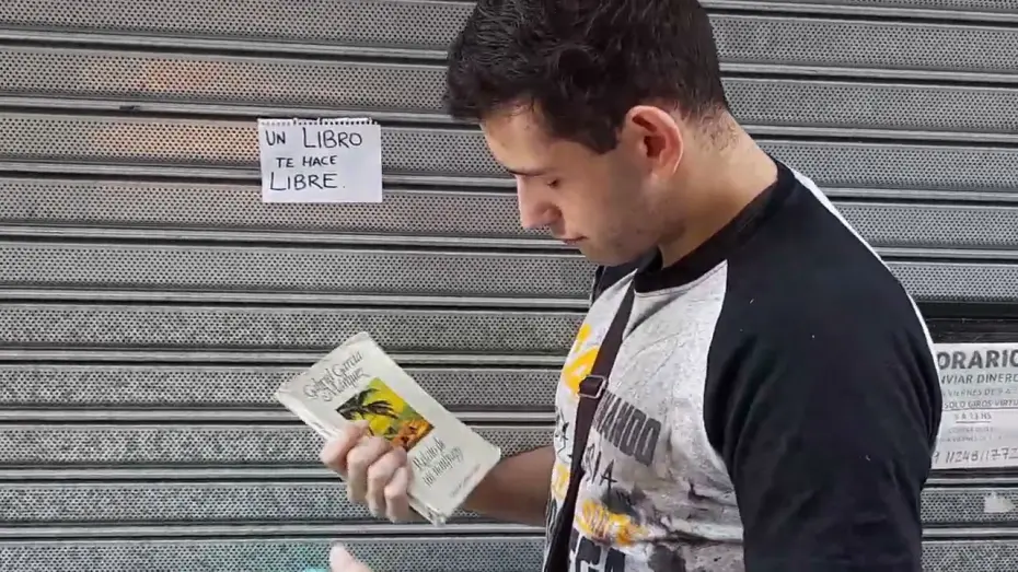 Видео к фильму Un puente hecho de hojas — Un puente hecho de hojas