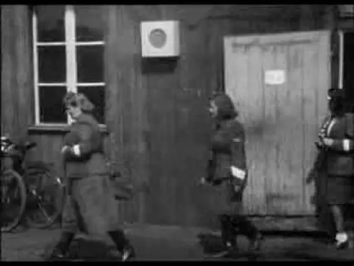Видео к фильму Ночь и туман | The Kapos from the Alain Resnais movie "nuit et brouillard"